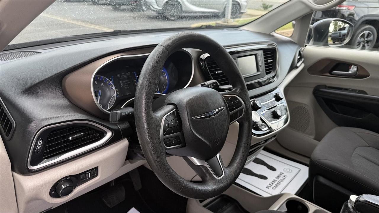 Chrysler Pacifica LX 2017