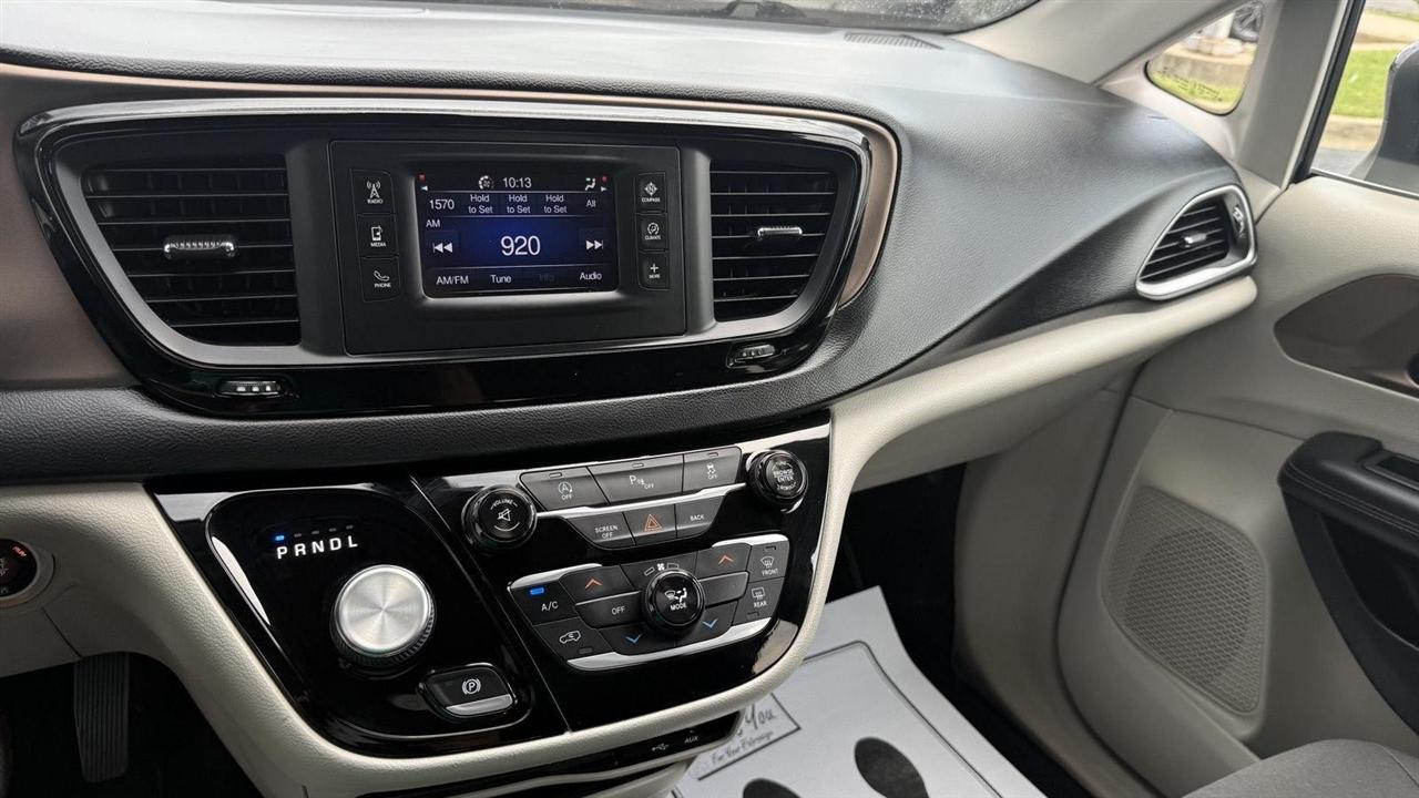 Chrysler Pacifica LX 2017