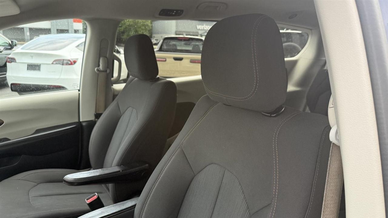 Chrysler Pacifica LX 2017