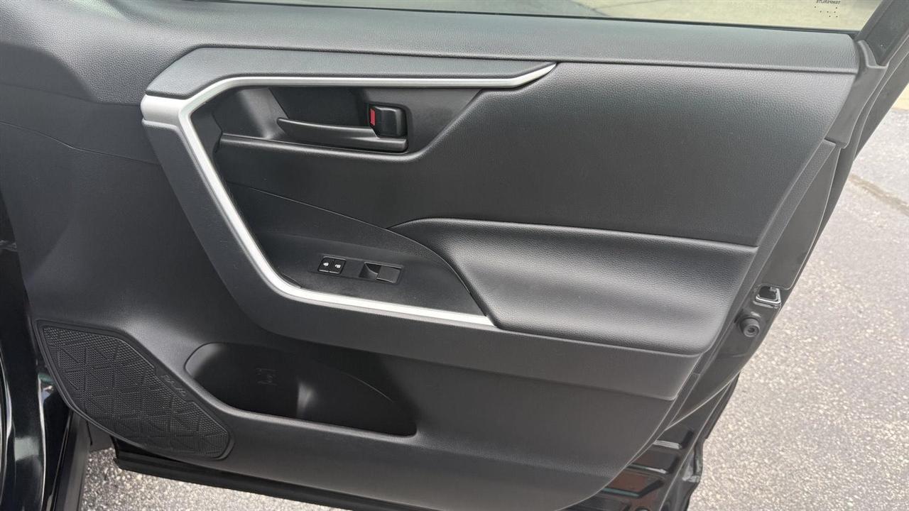 Toyota RAV4 LE AWD 2019