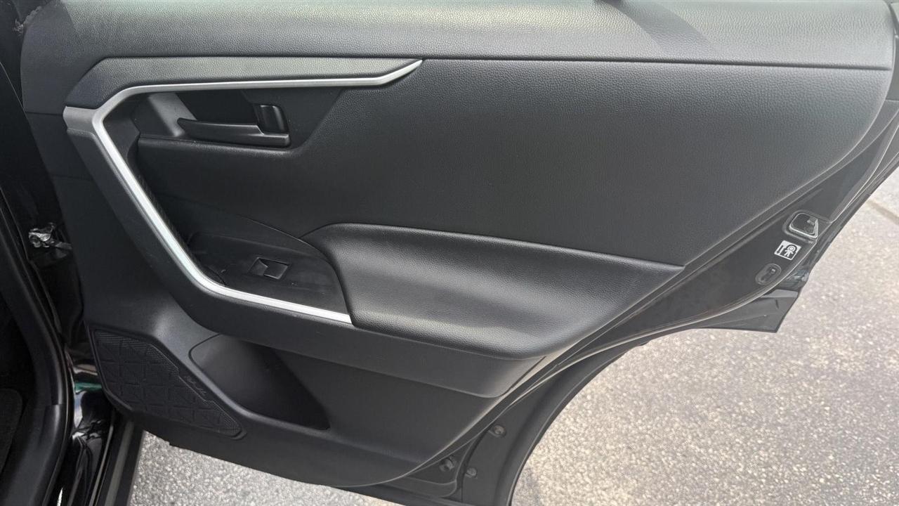 Toyota RAV4 LE AWD 2019