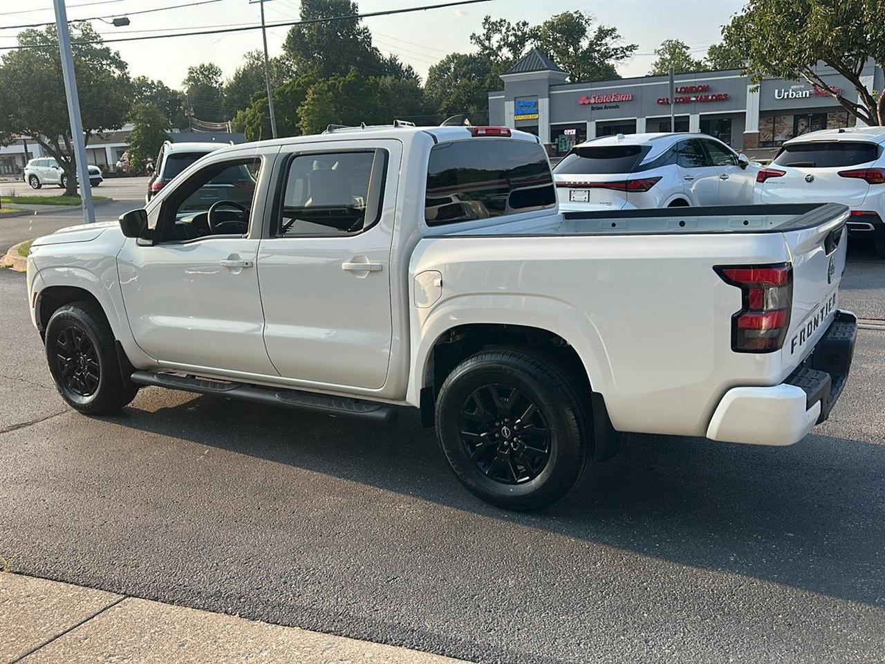 Nissan Frontier SV Crew Cab 4WD 2023