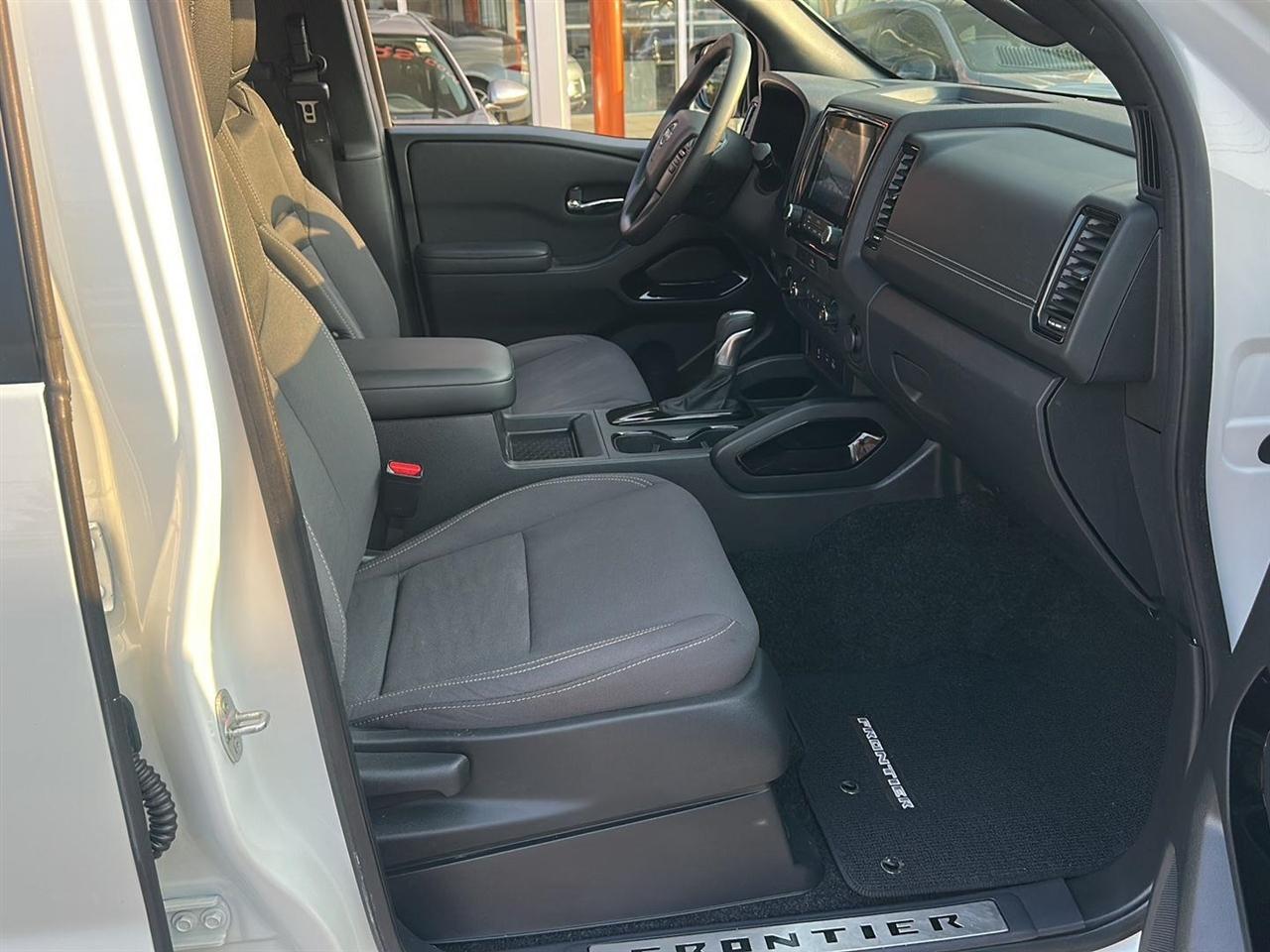 Nissan Frontier SV Crew Cab 4WD 2023
