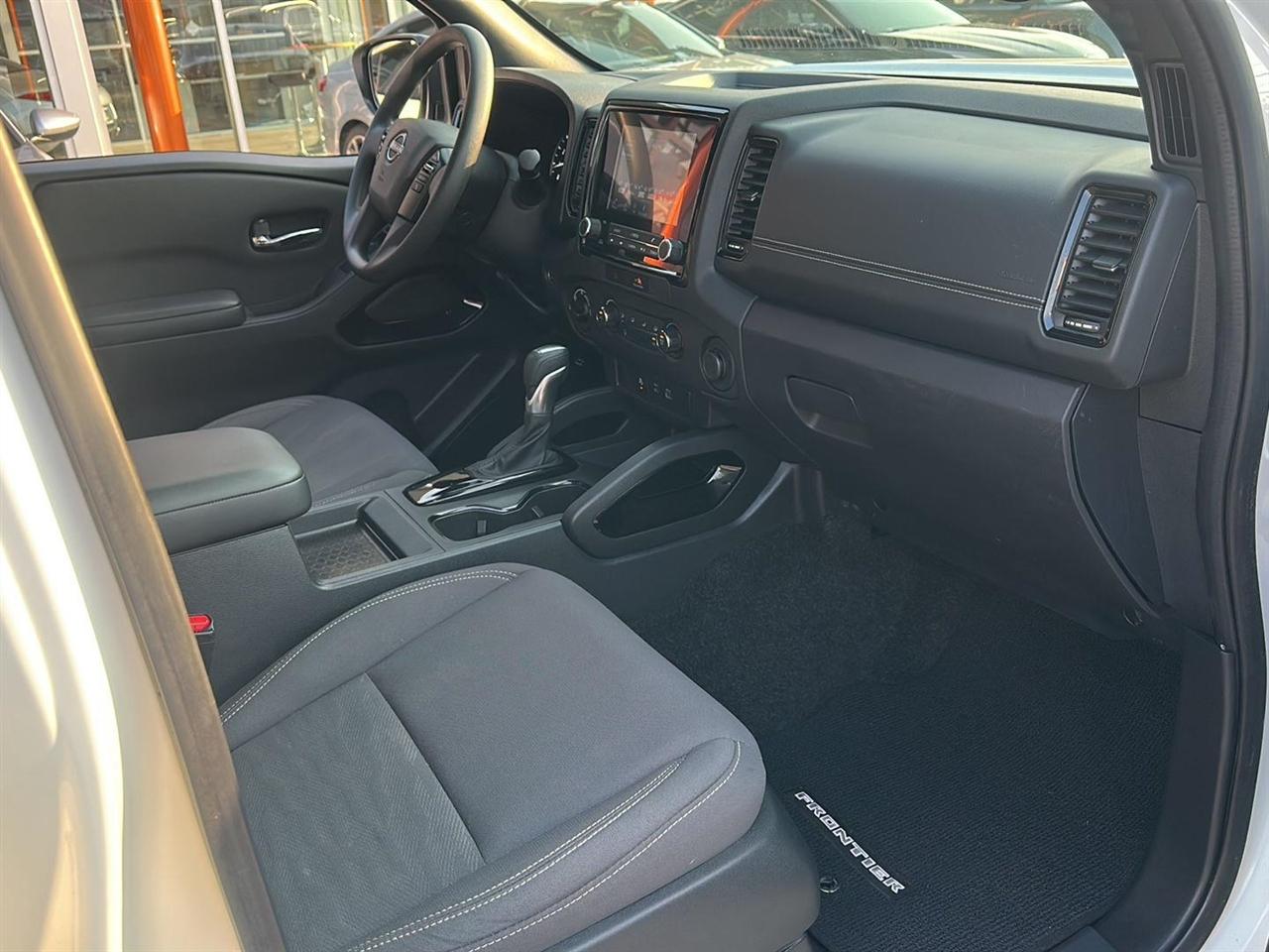 Nissan Frontier SV Crew Cab 4WD 2023