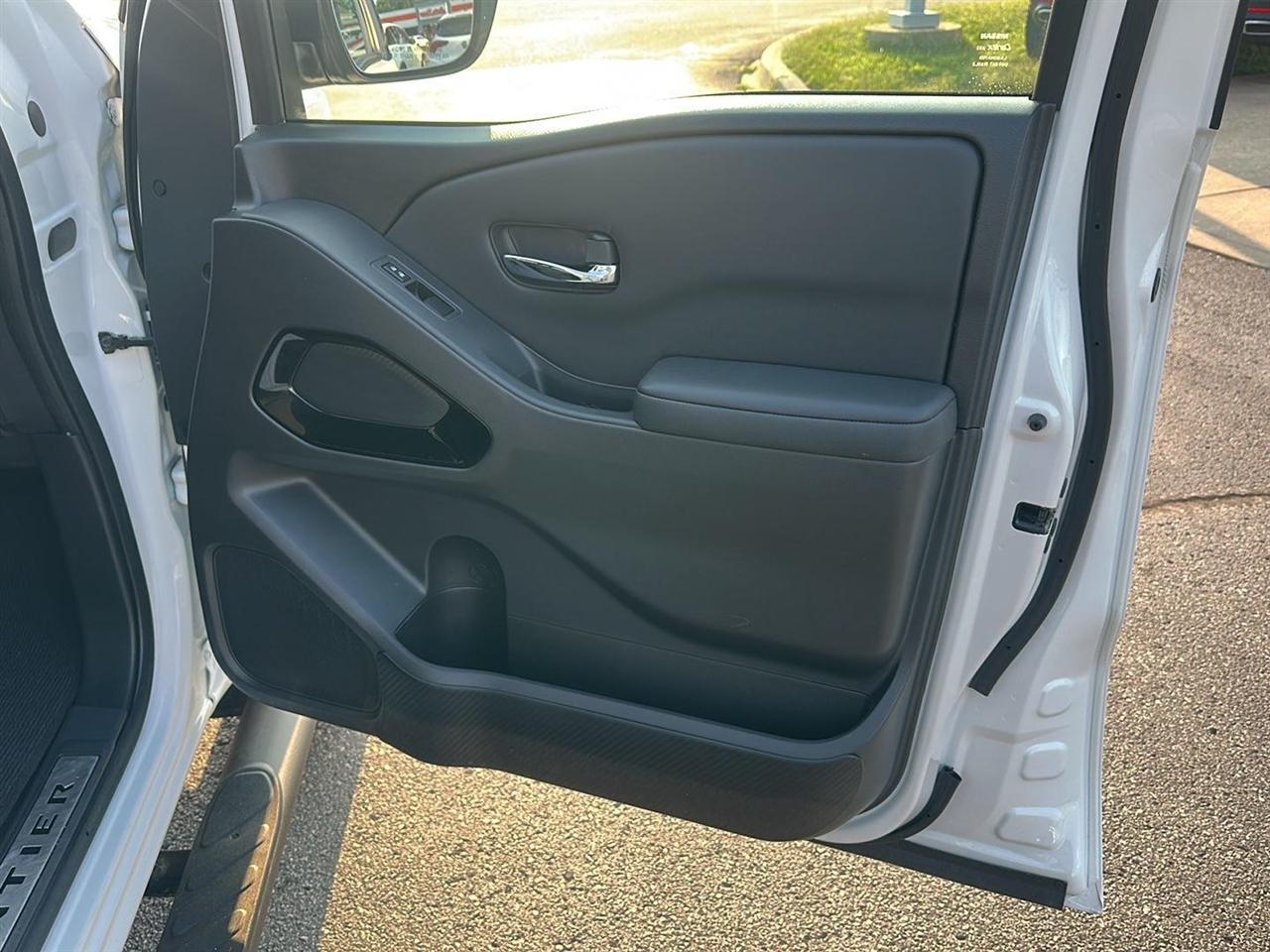 Nissan Frontier SV Crew Cab 4WD 2023
