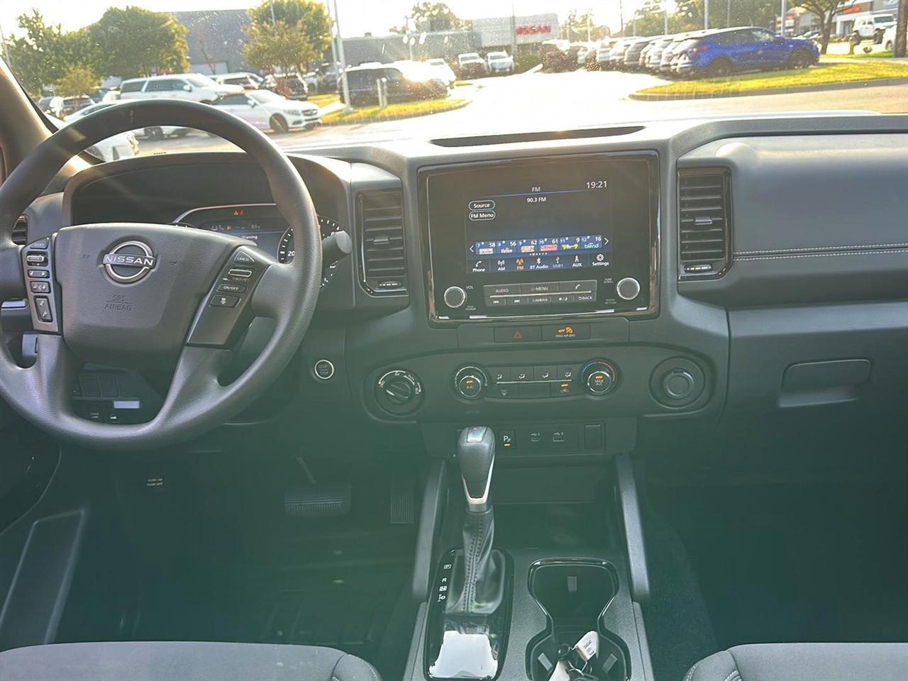 Nissan Frontier SV Crew Cab 4WD 2023