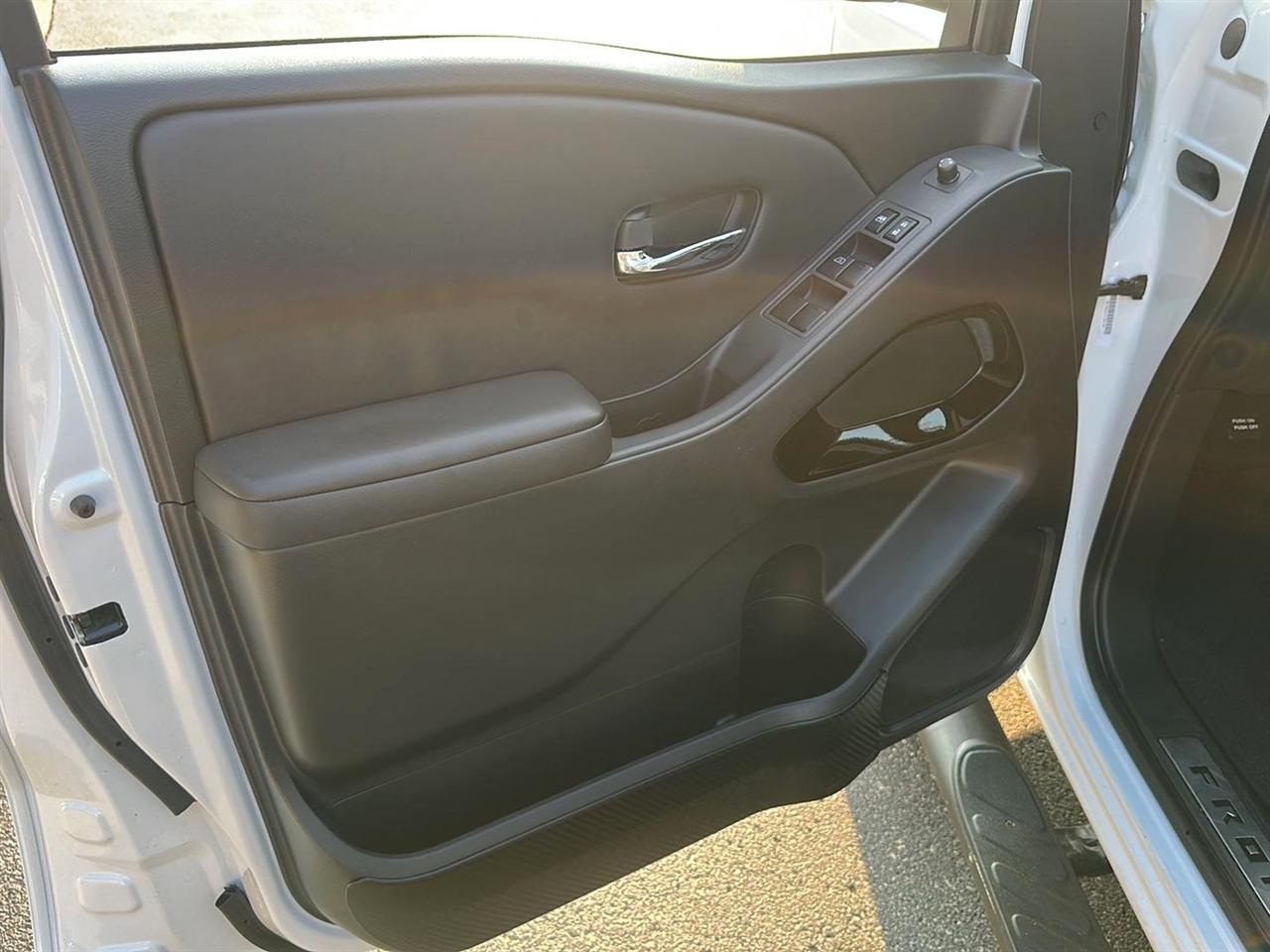 Nissan Frontier SV Crew Cab 4WD 2023