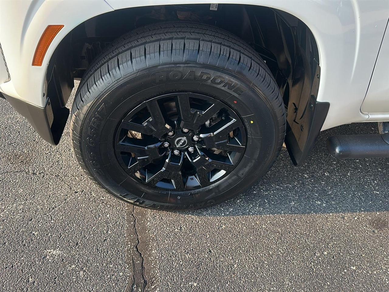 Nissan Frontier SV Crew Cab 4WD 2023