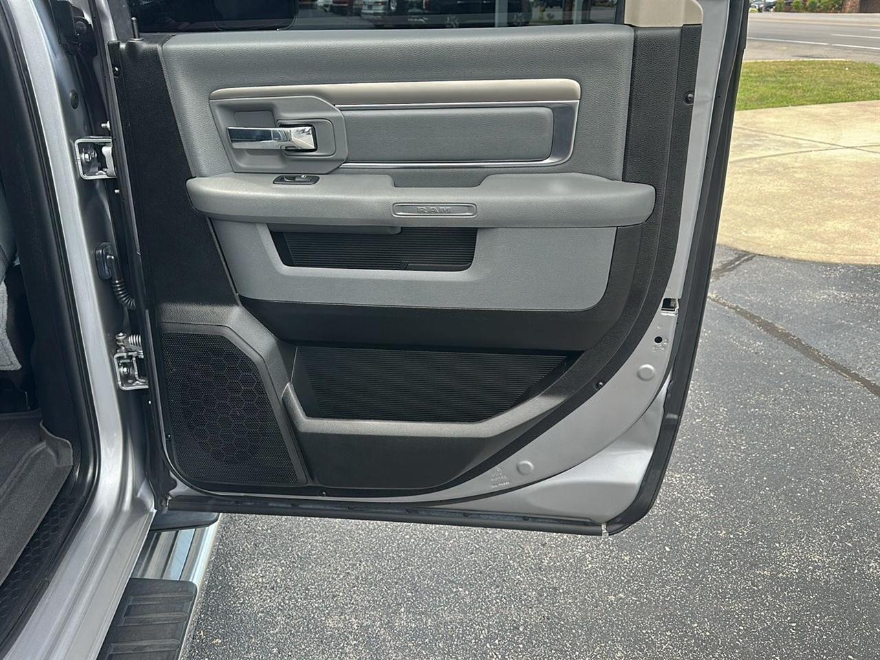 RAM 1500 Classic Tradesman Crew Cab LWB 4WD 2019
