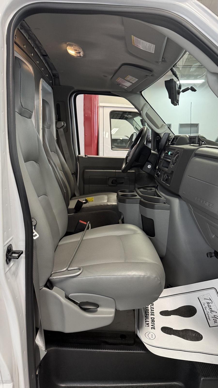 Ford Econoline E-350 Super Duty 2023