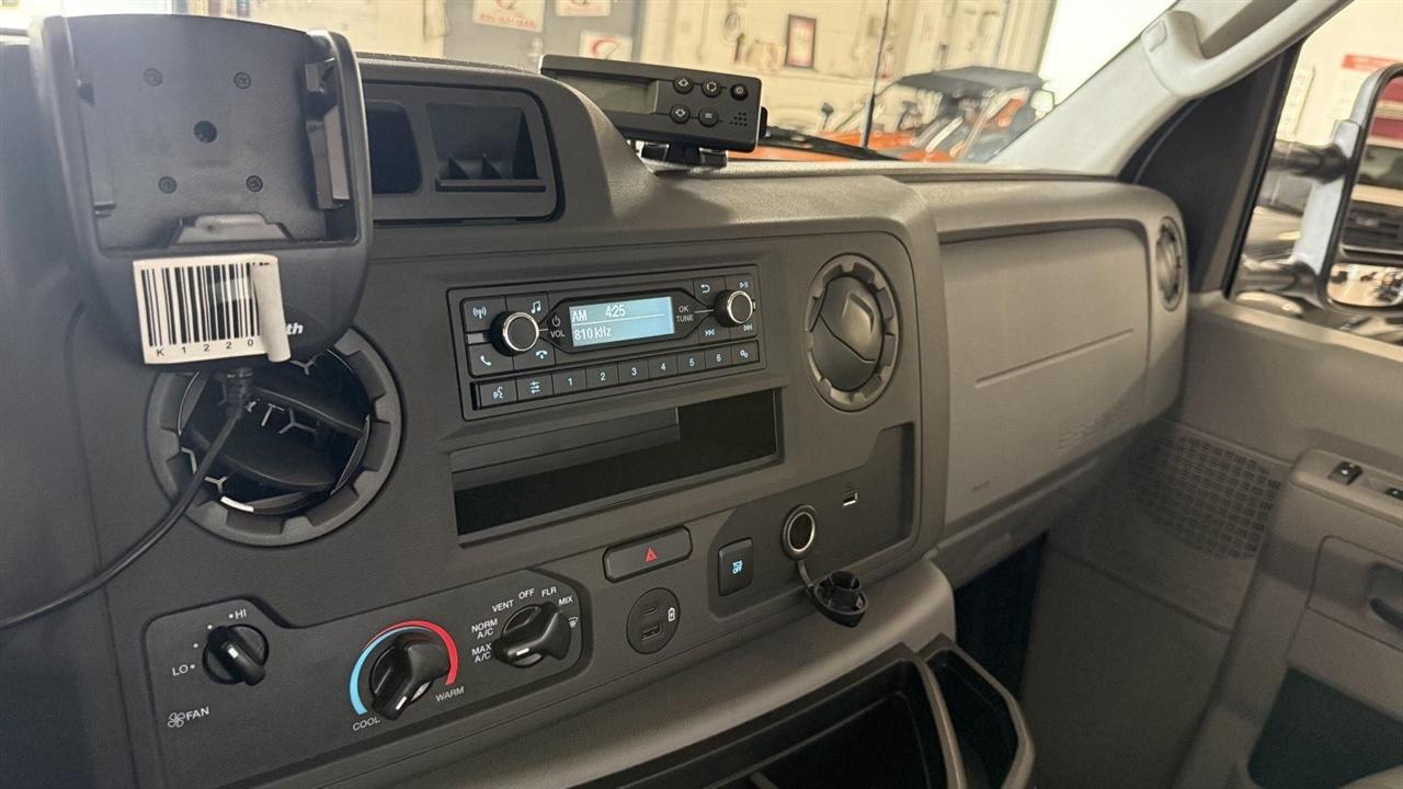 Ford Econoline E-350 Super Duty 2023