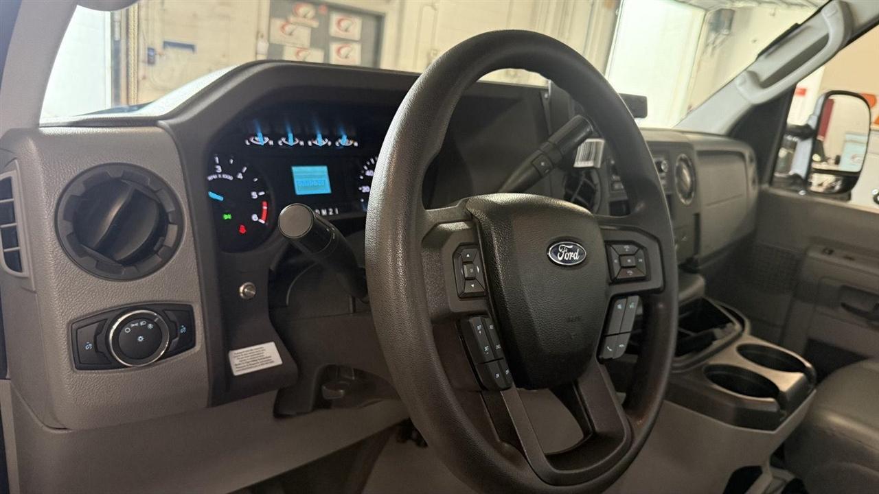 Ford Econoline E-350 Super Duty 2023