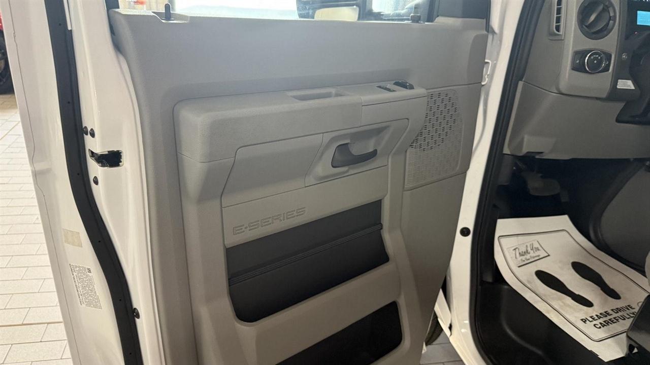 Ford Econoline E-350 Super Duty 2023