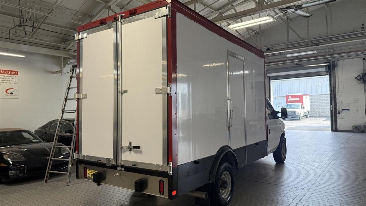 Ford Econoline E-350 Super Duty 2023