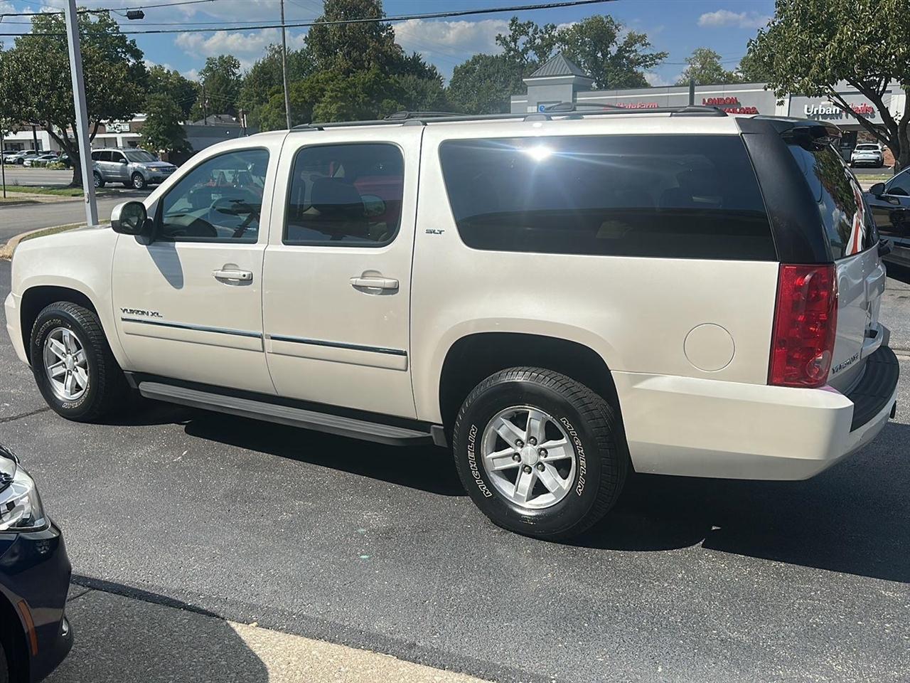 GMC Yukon XL SLT 1/2 Ton 2WD 2013