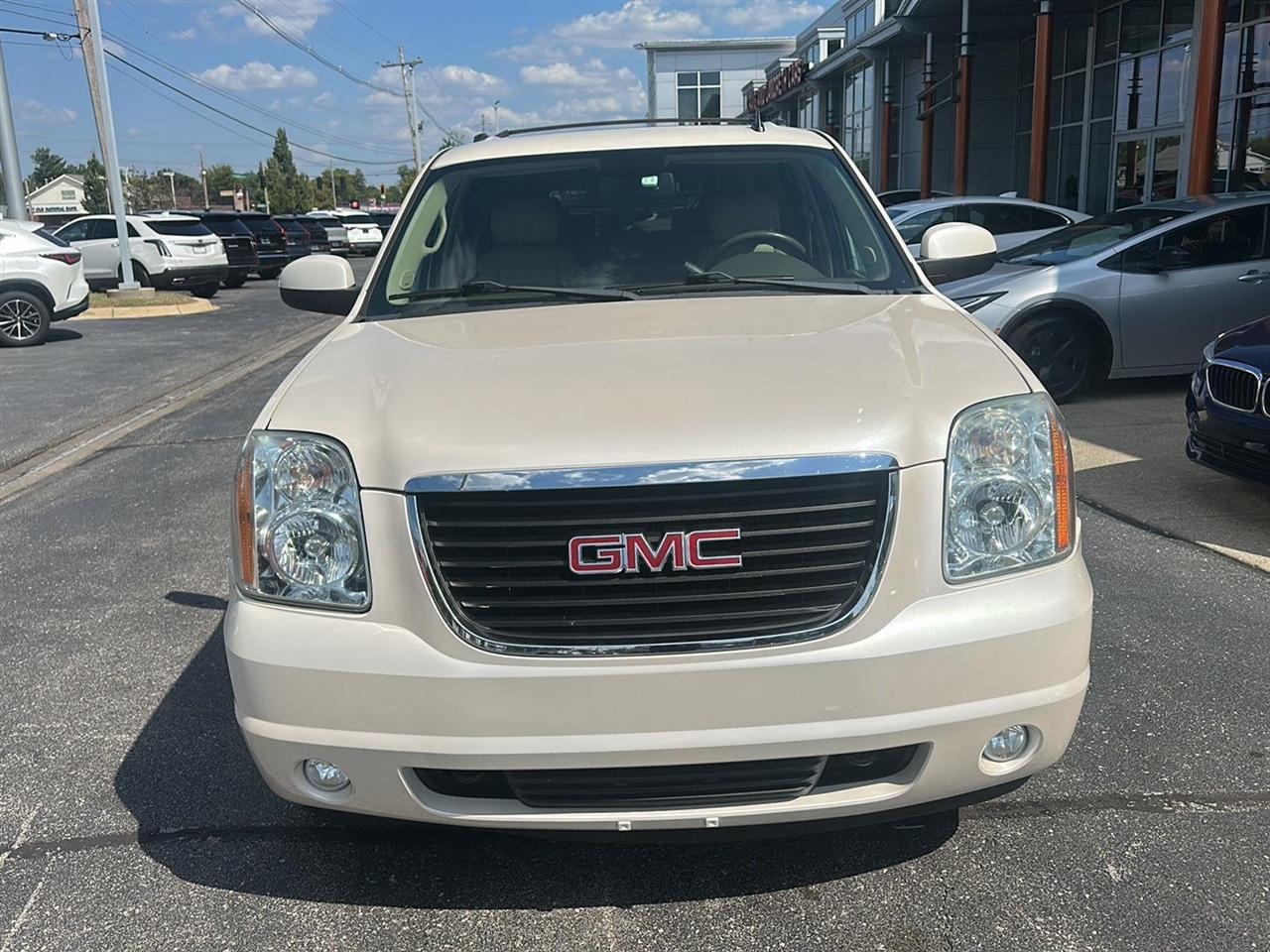 GMC Yukon XL SLT 1/2 Ton 2WD 2013