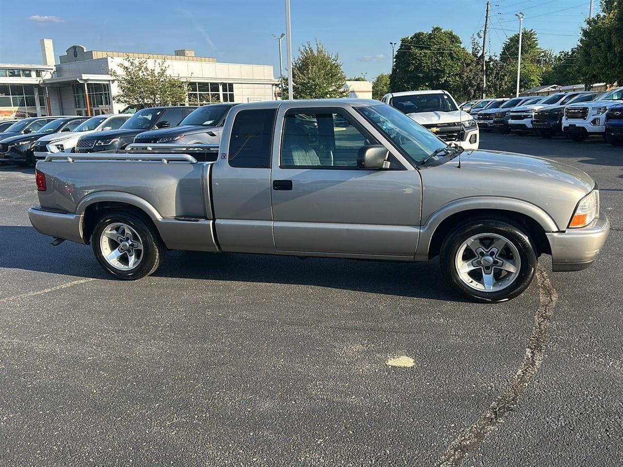 GMC Sonoma SLS Ext. Cab Short Bed 2WD 2001