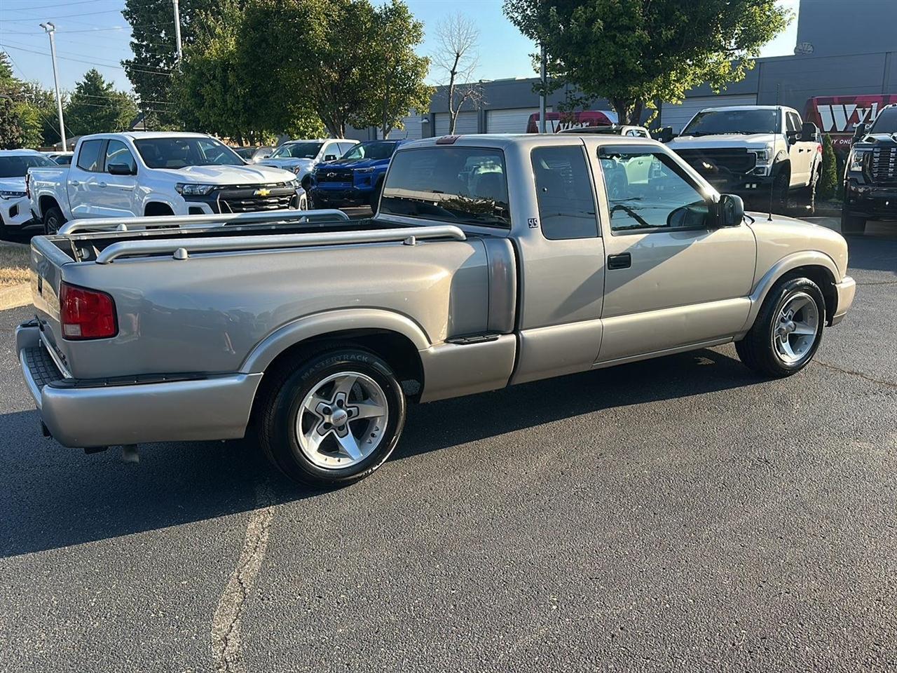 GMC Sonoma SLS Ext. Cab Short Bed 2WD 2001