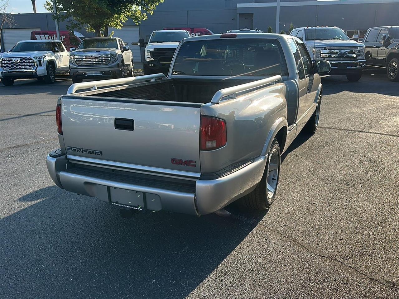 GMC Sonoma SLS Ext. Cab Short Bed 2WD 2001