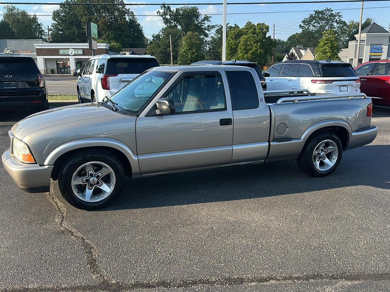GMC Sonoma SLS Ext. Cab Short Bed 2WD 2001