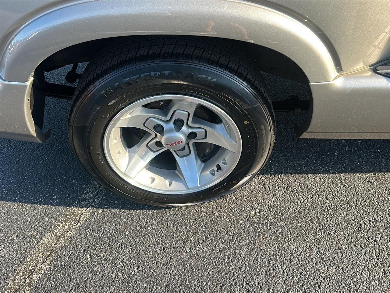 GMC Sonoma SLS Ext. Cab Short Bed 2WD 2001