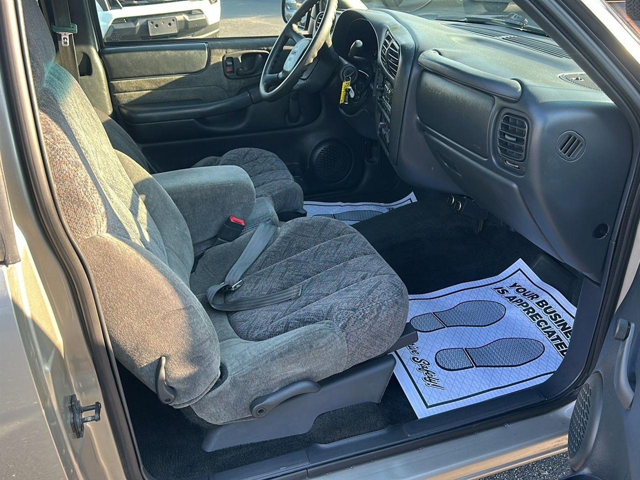 GMC Sonoma SLS Ext. Cab Short Bed 2WD 2001