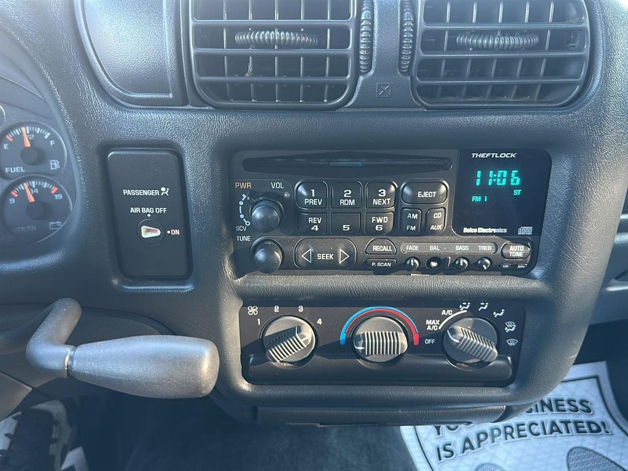 GMC Sonoma SLS Ext. Cab Short Bed 2WD 2001