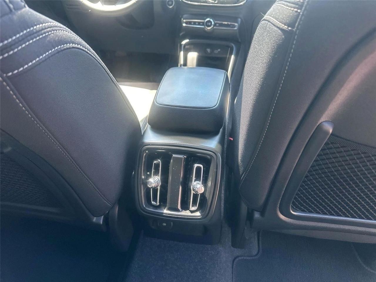 Volvo XC40 B5 Core AWD 2025