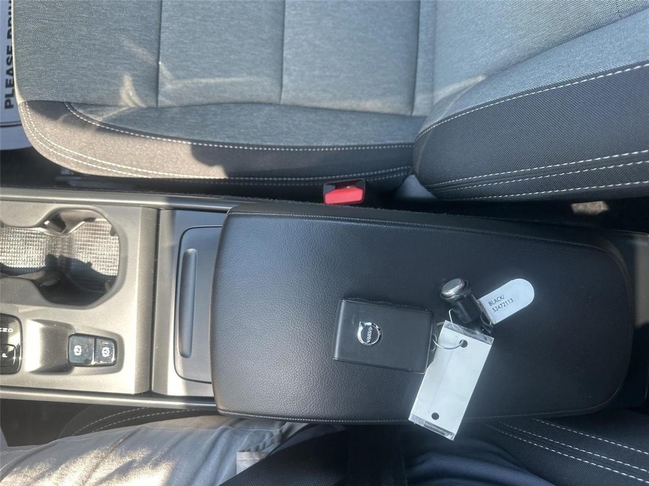 Volvo XC40 B5 Core AWD 2025