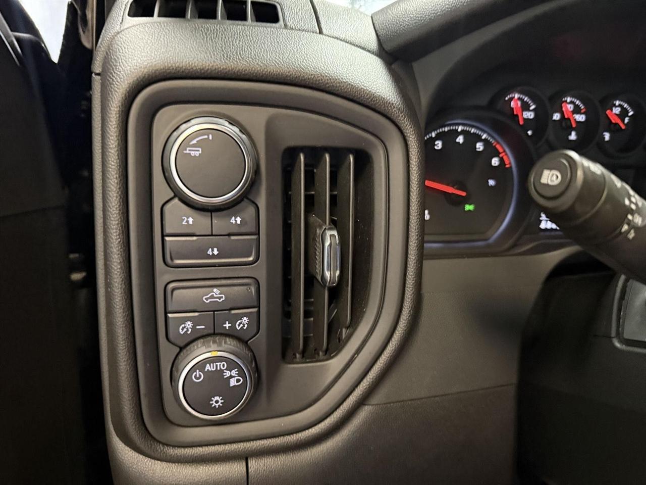 Chevrolet Silverado 2500HD Custom Double Cab Long Box 4WD 2025