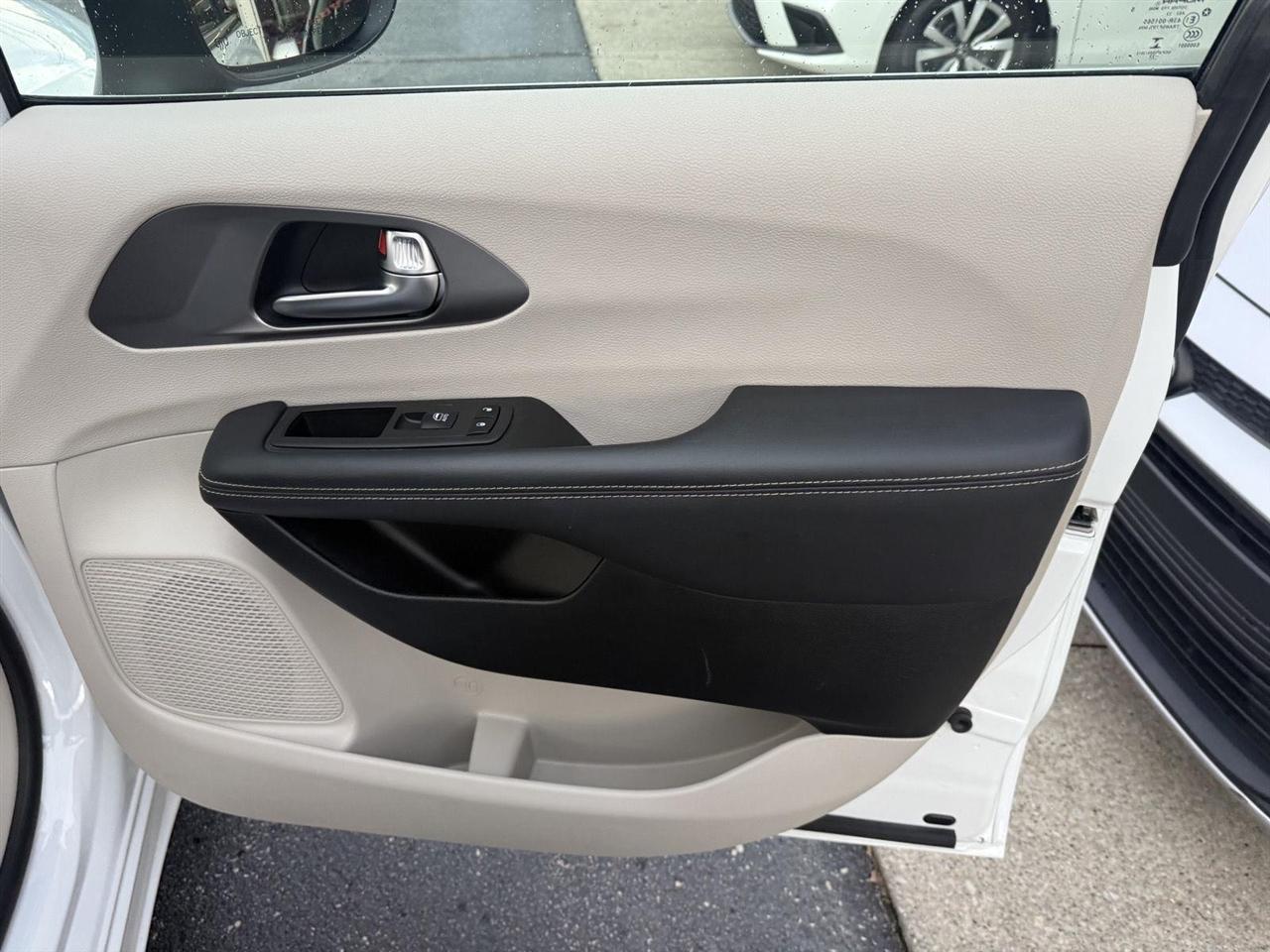 Chrysler Pacifica Touring L 2023