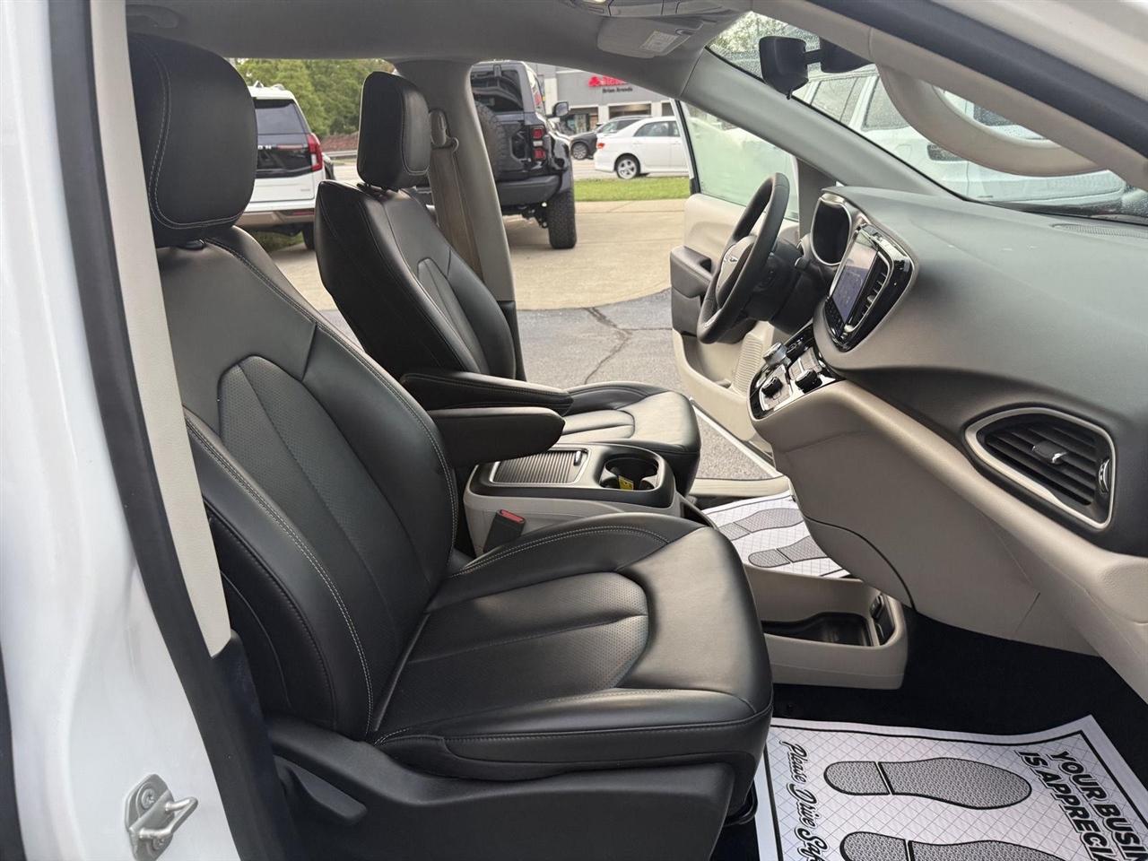 Chrysler Pacifica Touring L 2023
