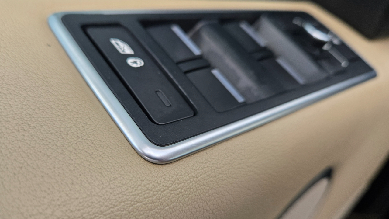 2016 Land Rover Range Rover HSE photo 24