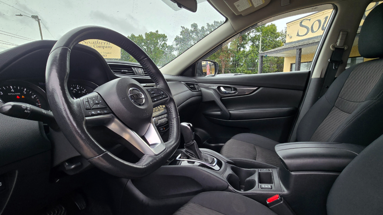 2018 Nissan Rogue SV photo 3