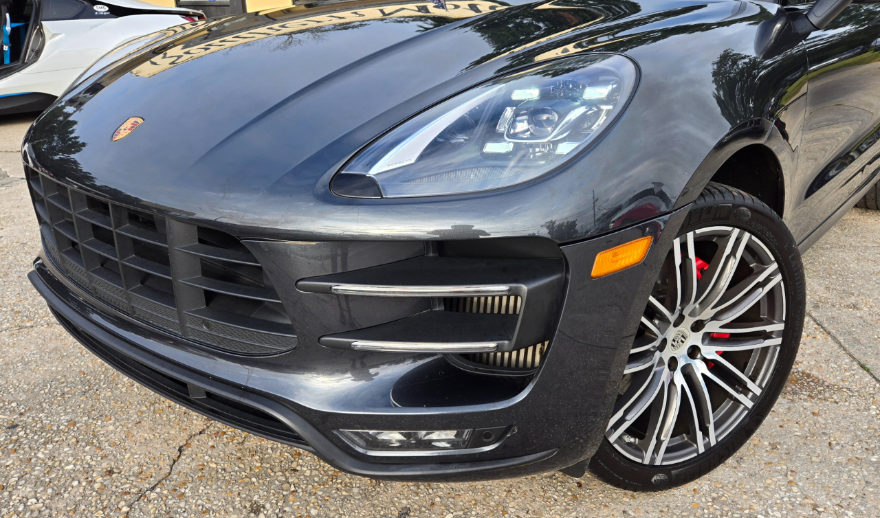 2017 Porsche Macan Turbo photo 2