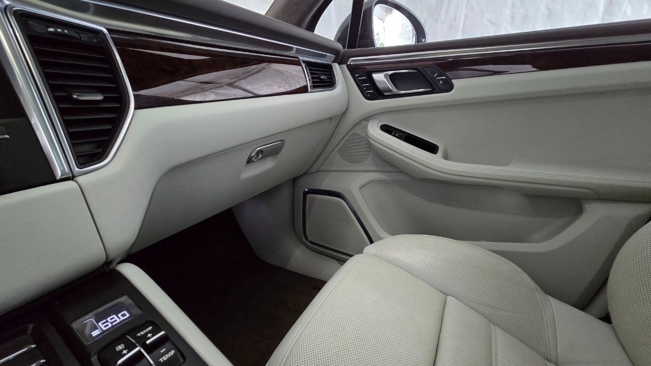 2017 Porsche Macan Turbo photo 47