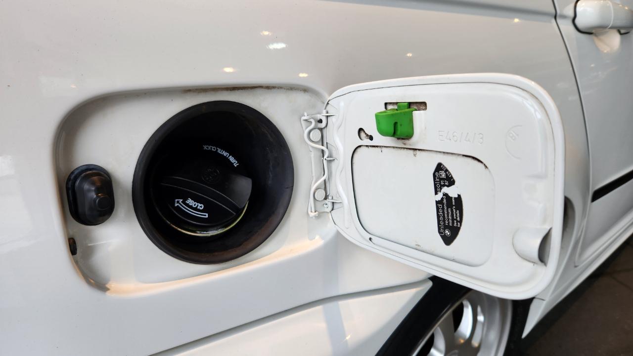 BMW 3 Series 323i 4dr Sdn 2000