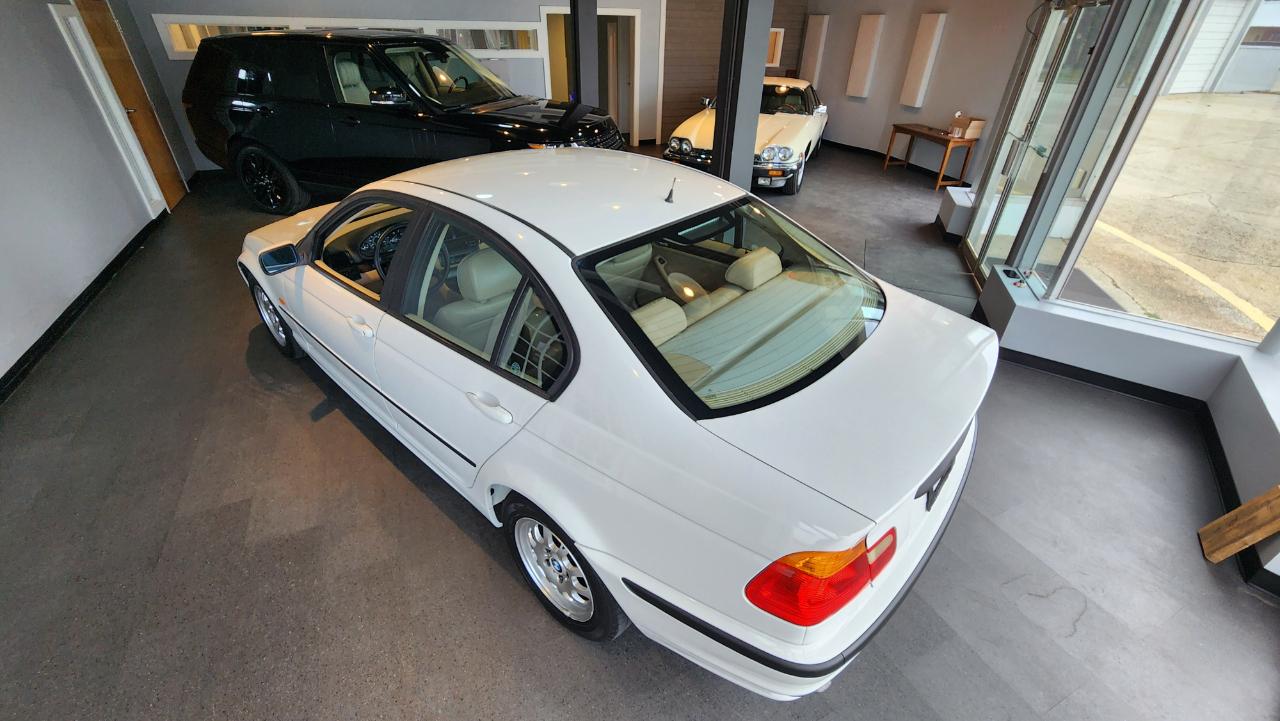 BMW 3 Series 323i 4dr Sdn 2000