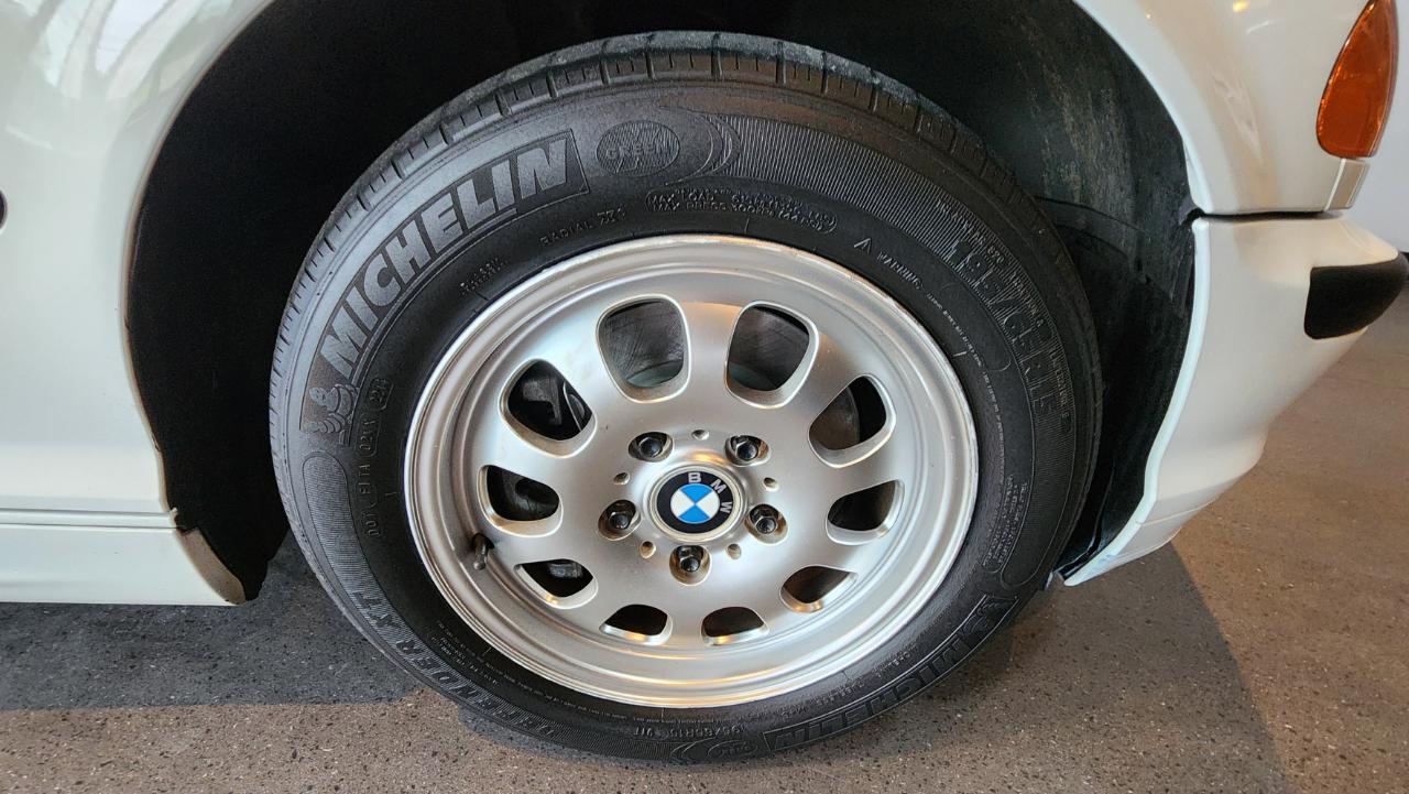 BMW 3 Series 323i 4dr Sdn 2000