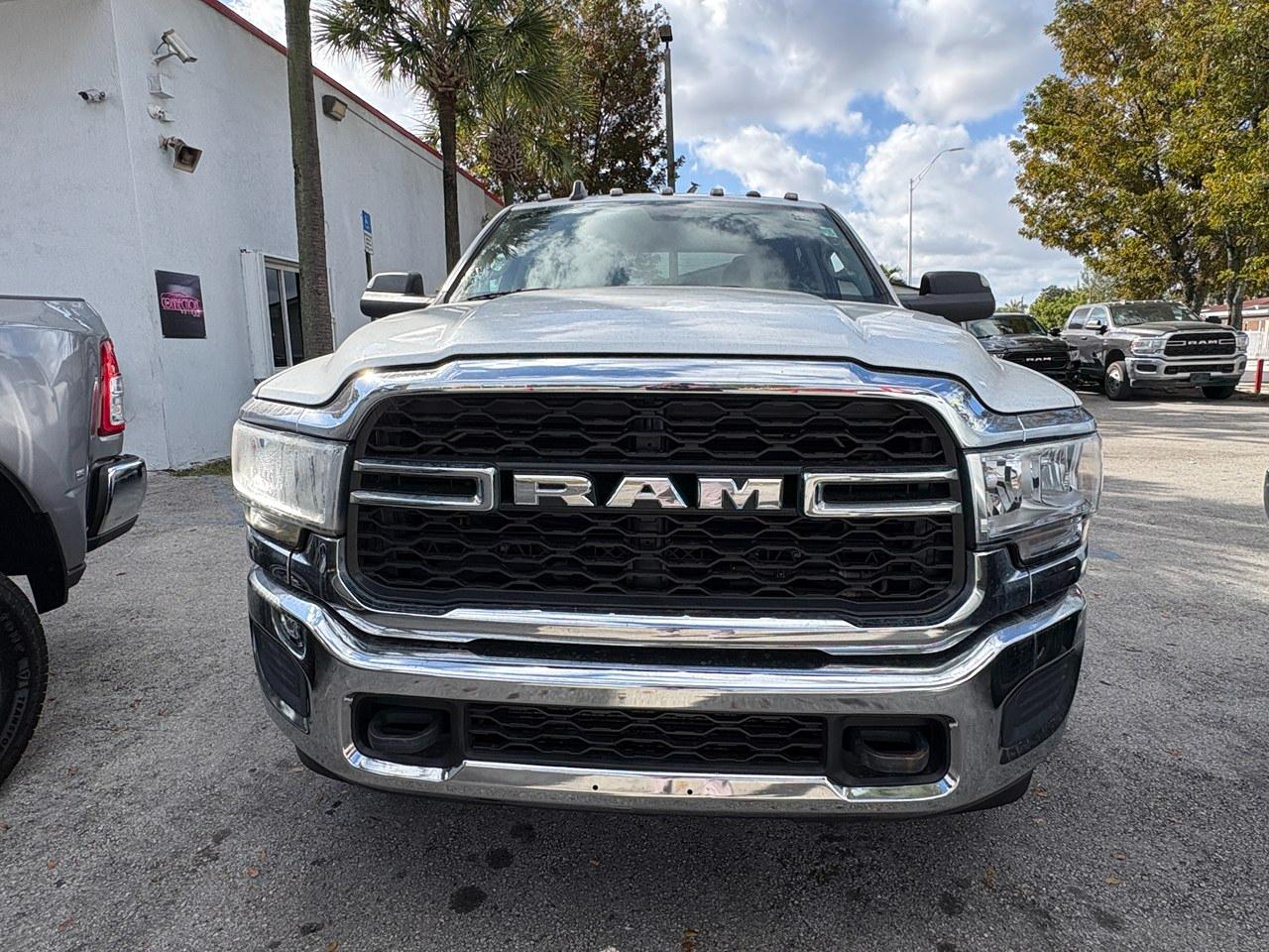 RAM 3500 Tradesman Crew Cab LWB 2WD DRW 2020