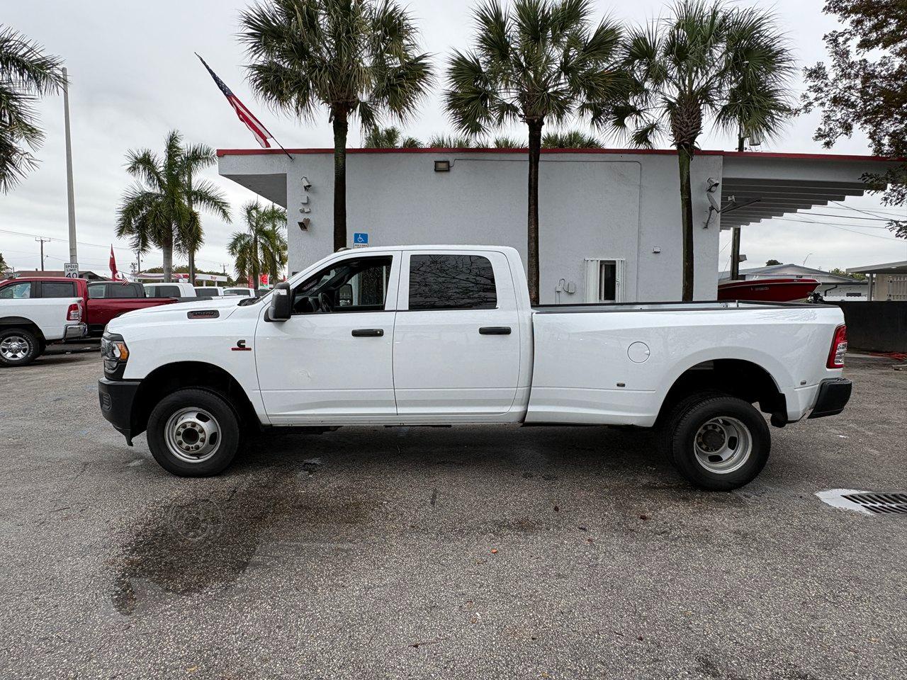 RAM 3500 Tradesman Crew Cab 4WD DRW 2023