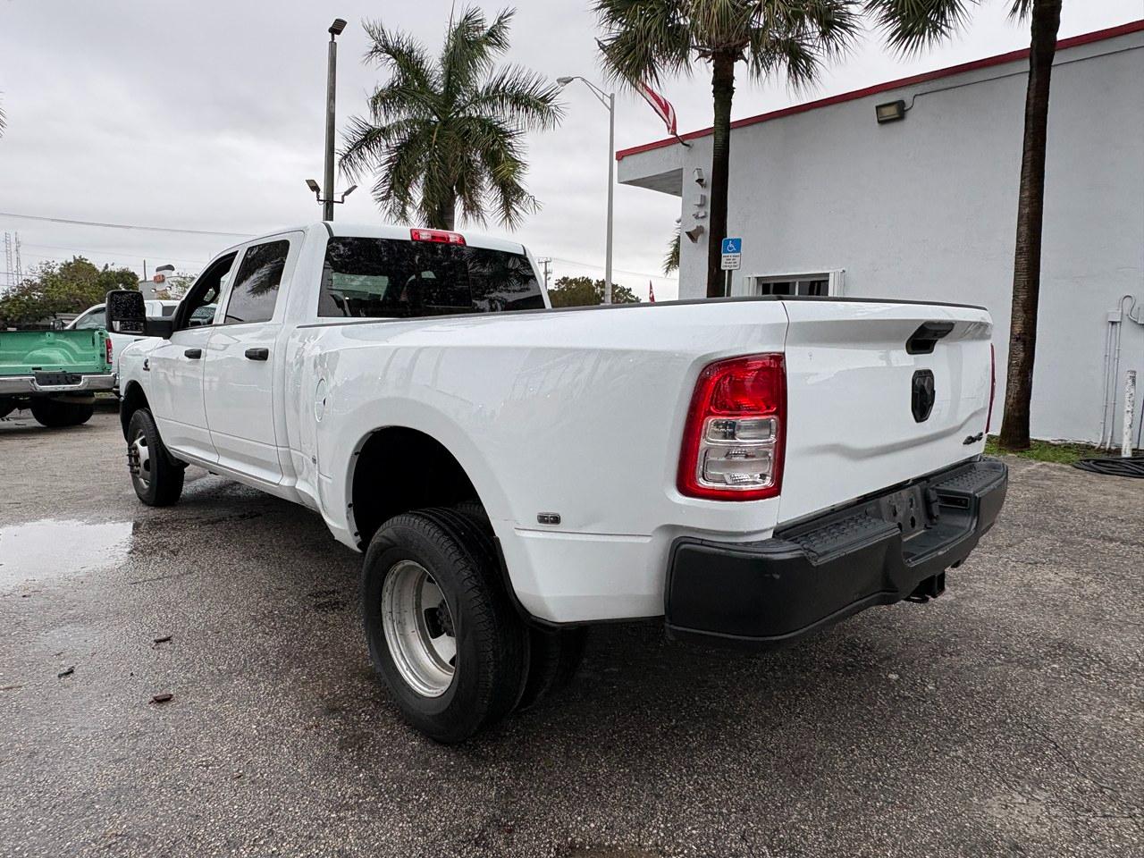 RAM 3500 Tradesman Crew Cab 4WD DRW 2023