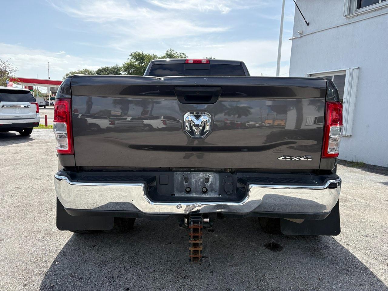 RAM 3500 Tradesman Crew Cab 4WD DRW 2022