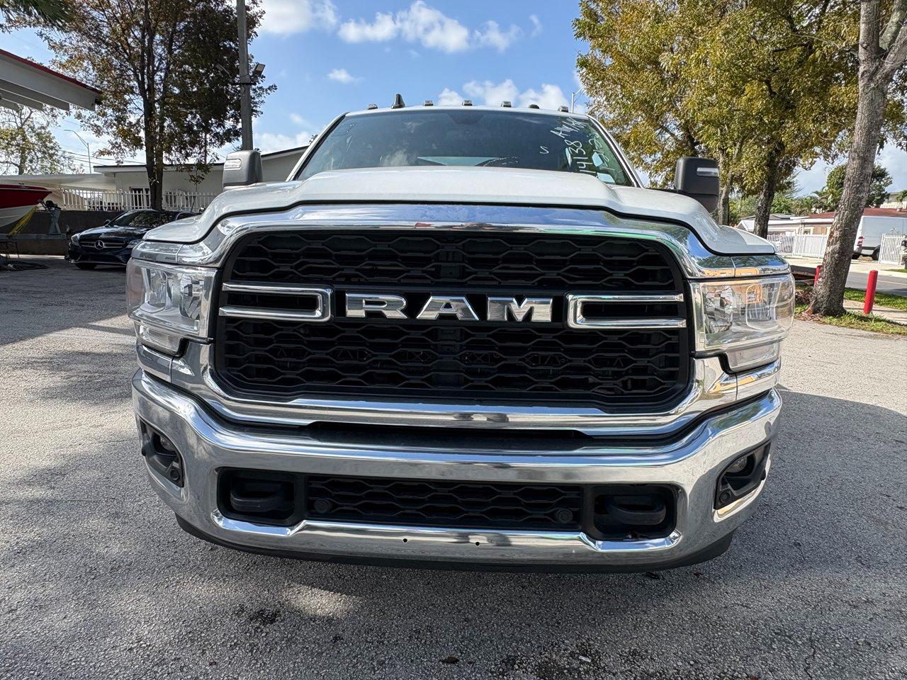 RAM 3500 Tradesman Crew Cab LWB 2WD DRW 2024