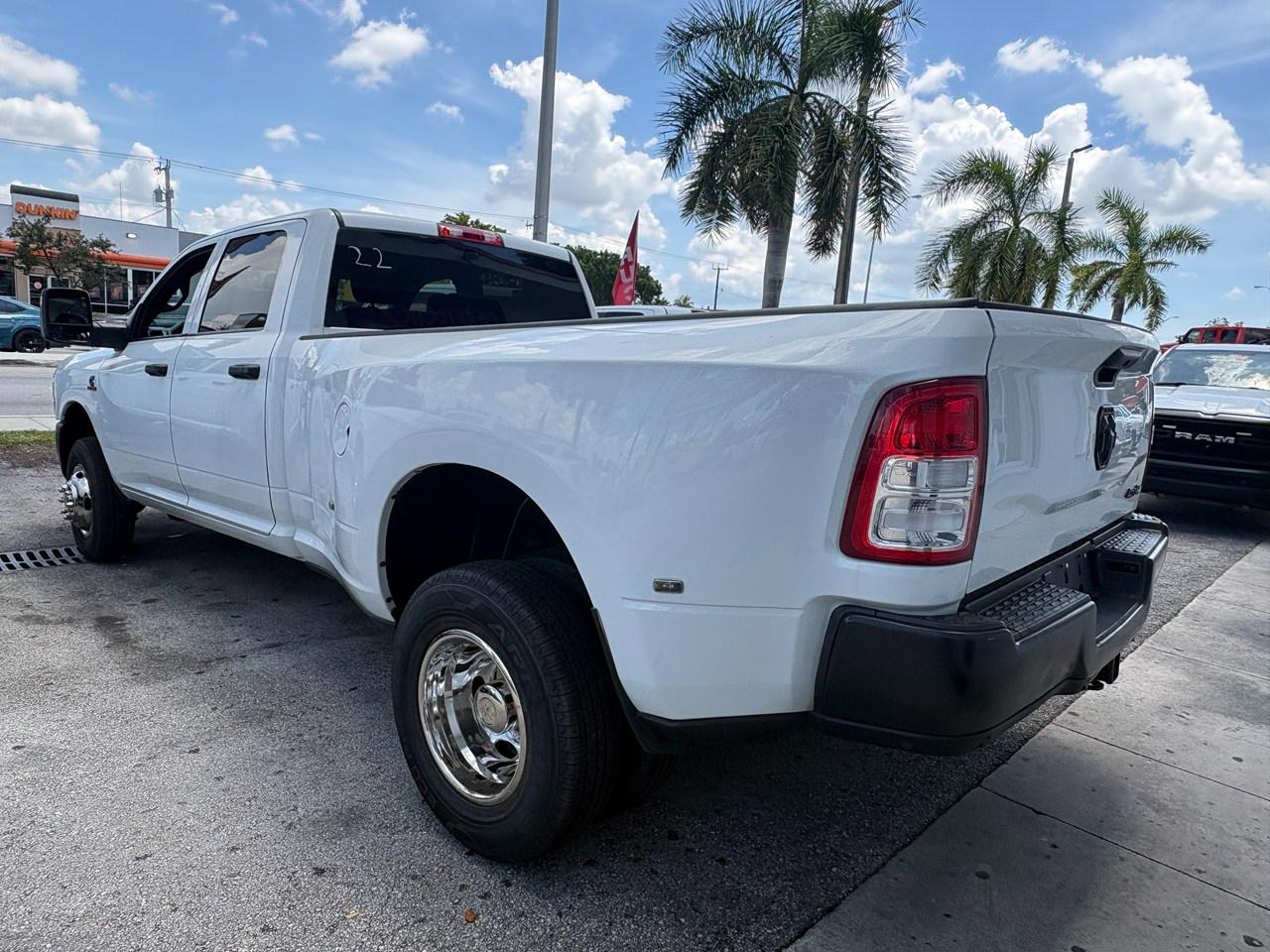 RAM 3500 Tradesman Crew Cab 4WD DRW 2023