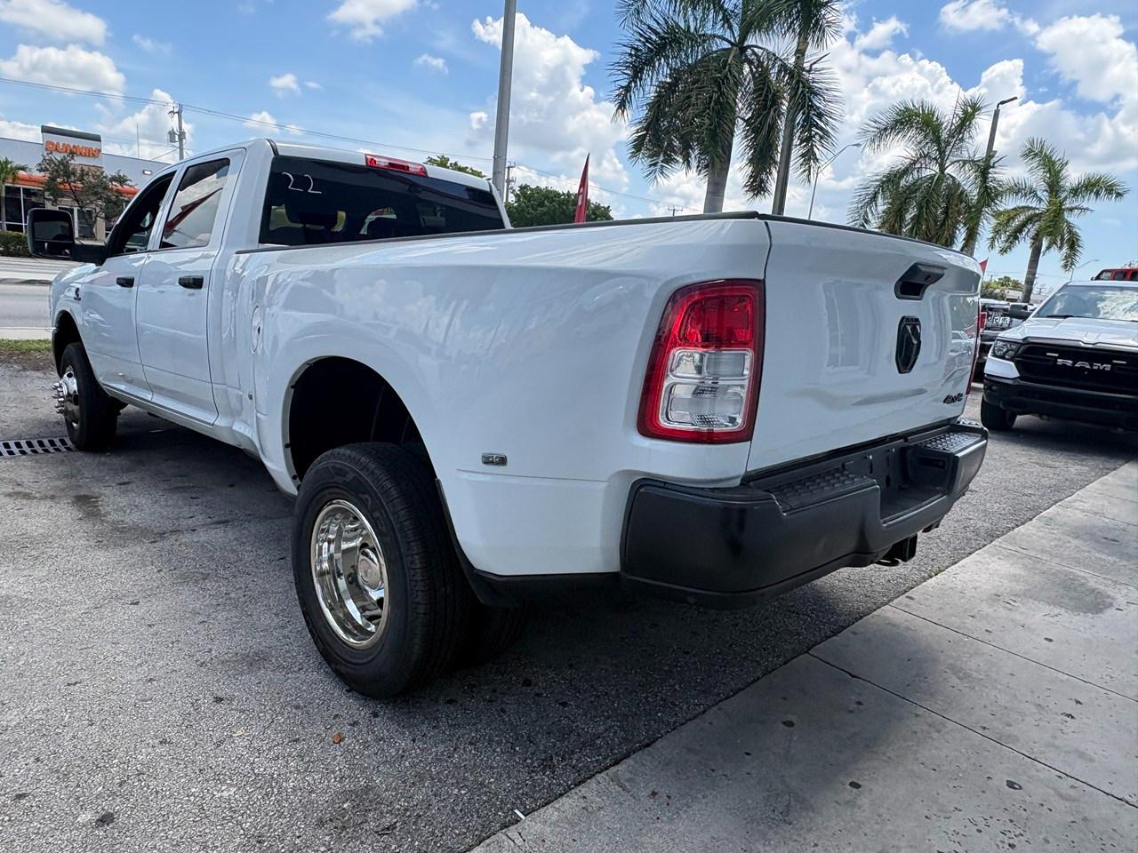 RAM 3500 Tradesman Crew Cab 4WD DRW 2023