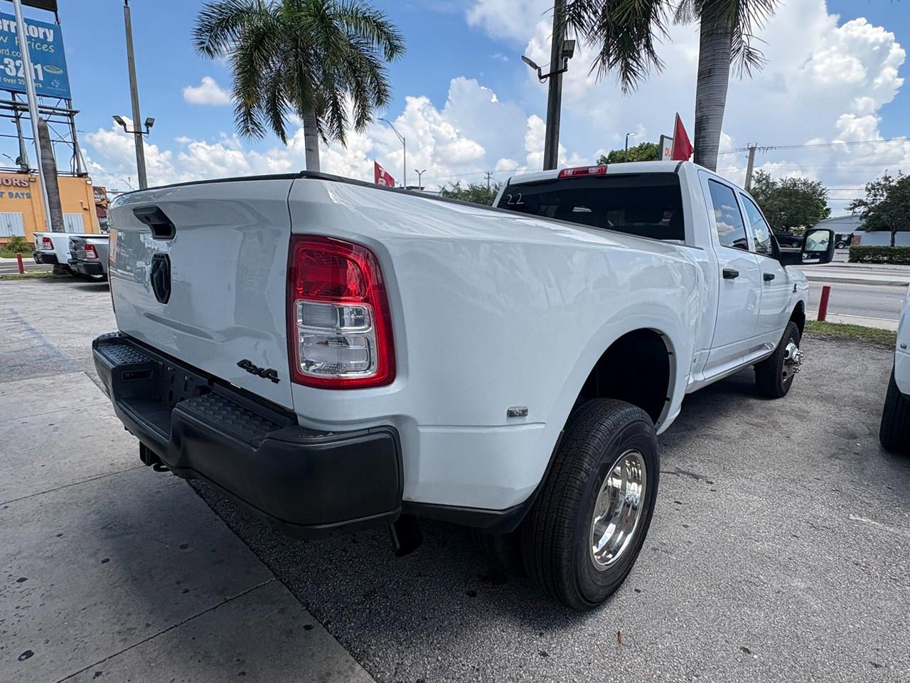 RAM 3500 Tradesman Crew Cab 4WD DRW 2023