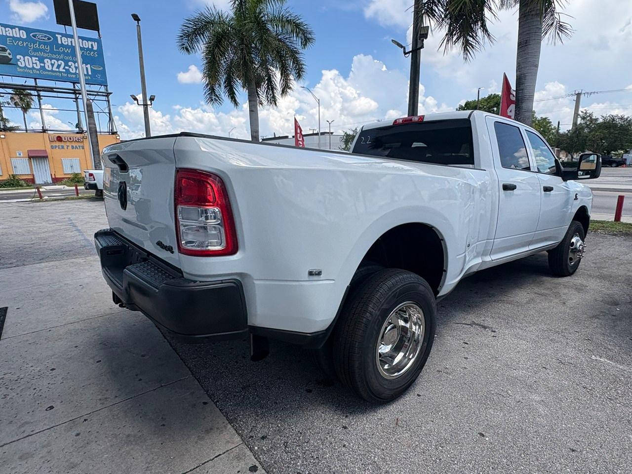 RAM 3500 Tradesman Crew Cab 4WD DRW 2023