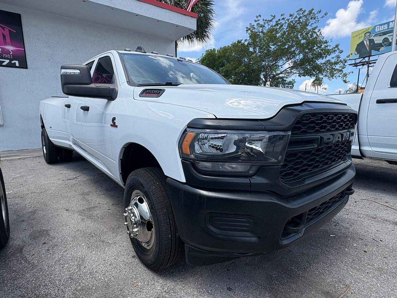 RAM 3500 Tradesman Crew Cab 4WD DRW 2023