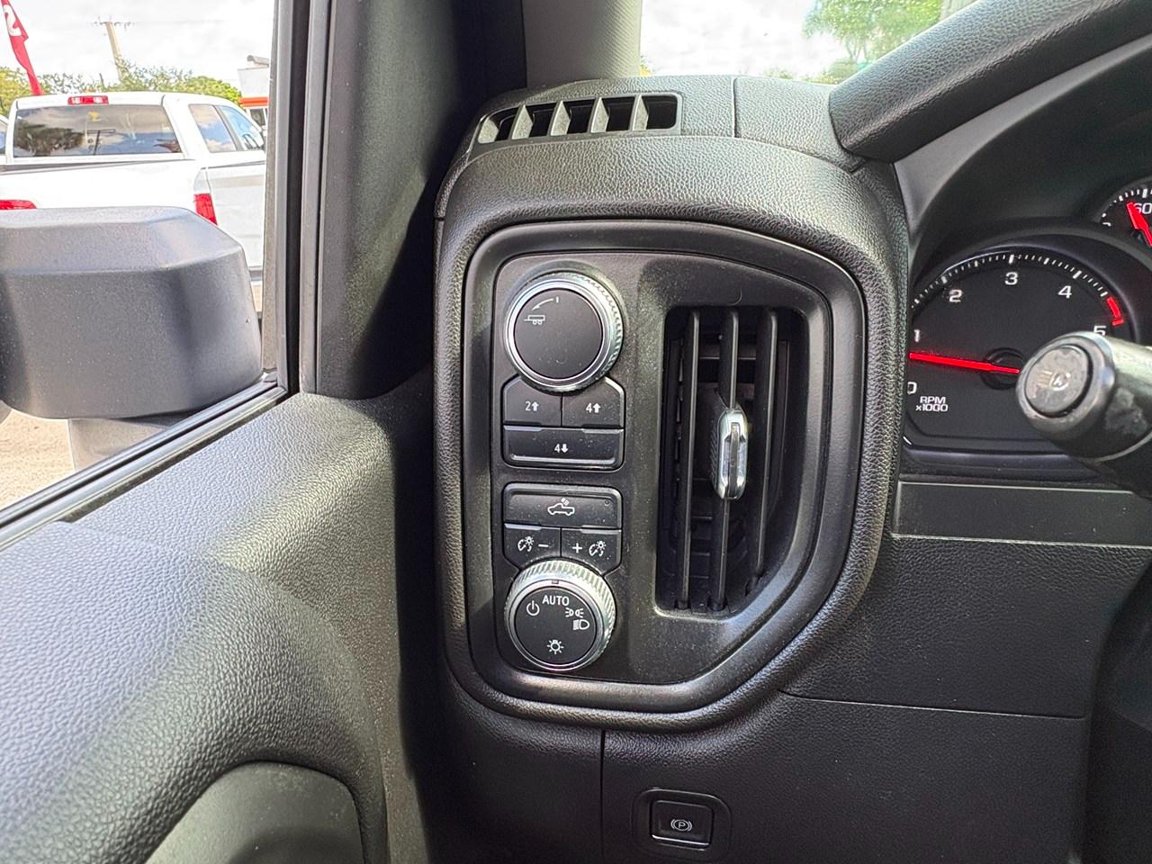 GMC Sierra 2500HD Pro Double Cab 4WD SB 2024